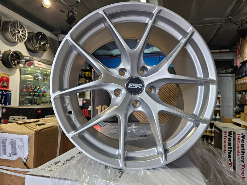 ESR RF2 18x9.5 5x120 ET22 Hyper Silver **CLEARANCE - 1 WHEEL ONLY**
