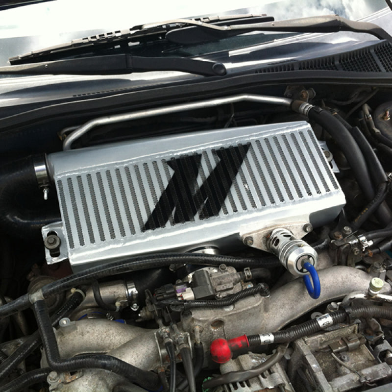 Kit échangeur air/air gros volume Mishimoto pour Subaru WRX 02-07 / STi 04-07 - Argent/Durites noires - Non compatible avec conduite à droite