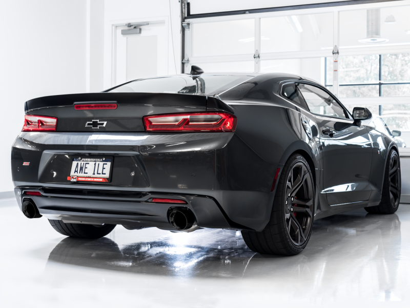 AWE Tuning 16-19 Chevrolet Camaro SS Axle-back Échappement - Édition Touring (Diamond Black Tips)