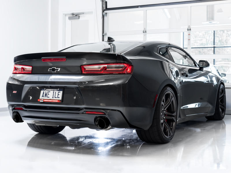 AWE Tuning 16-19 Chevrolet Camaro SS Axle-back Échappement - Track Edition (Diamond Black Tips)
