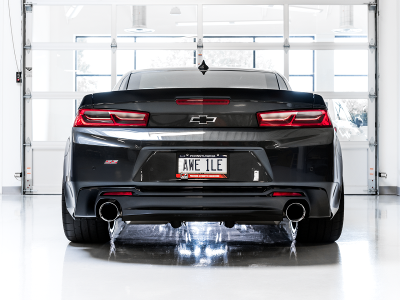 AWE Tuning 16-18 Chevrolet Camaro SS Axle-back Échappement - Édition Touring (embouts argentés chromés)